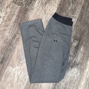 Women’s grey under armour yoga pants small
